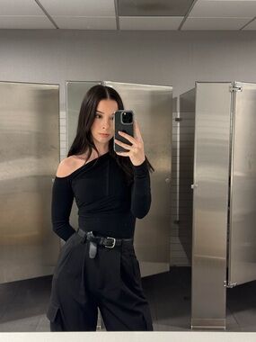 Bayse Archer Black One-Shoulder Long Sleeve Bodysuit